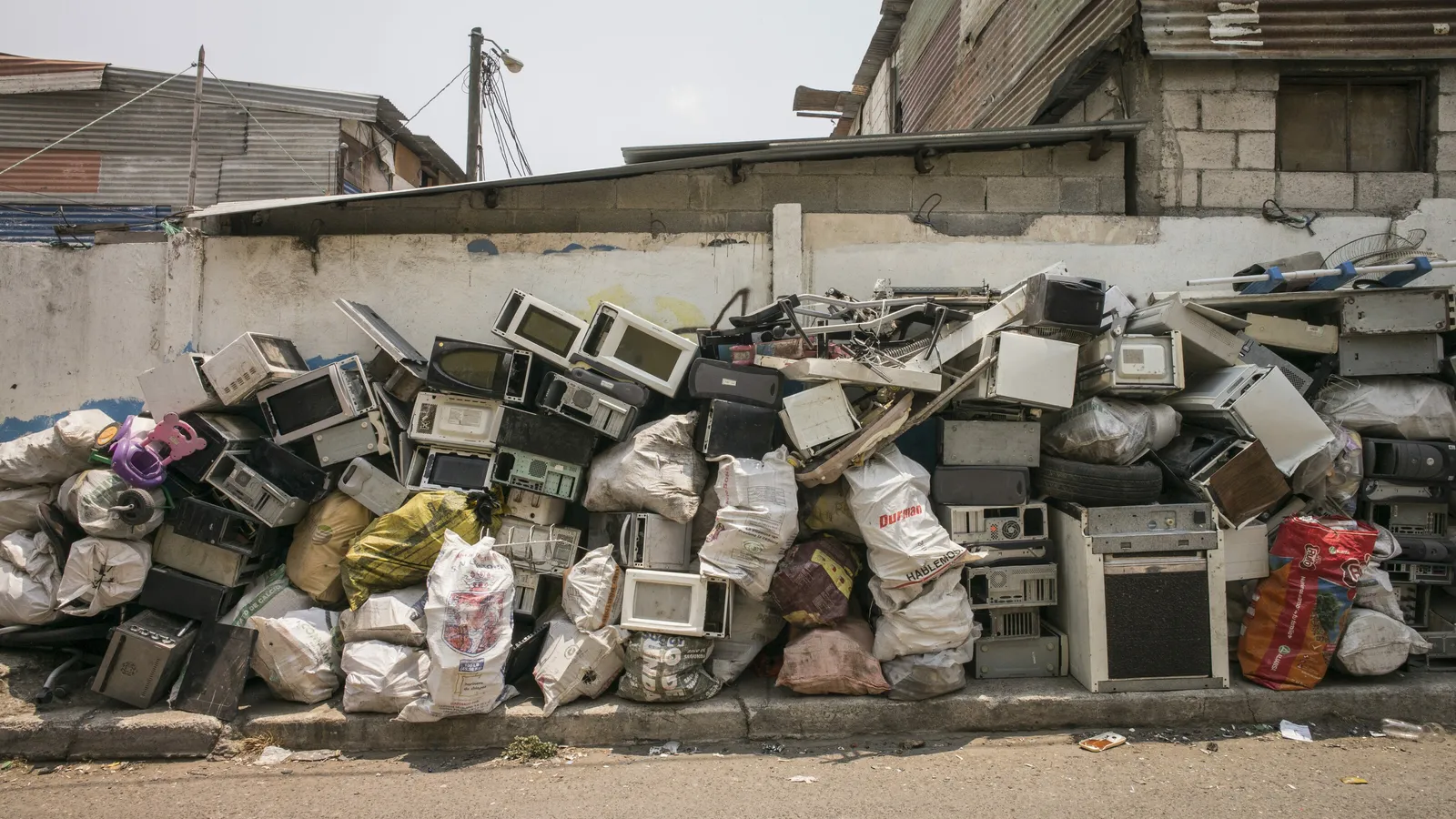 Cómo la mala gestión de electrodomésticos contribuye a la contaminación del planeta