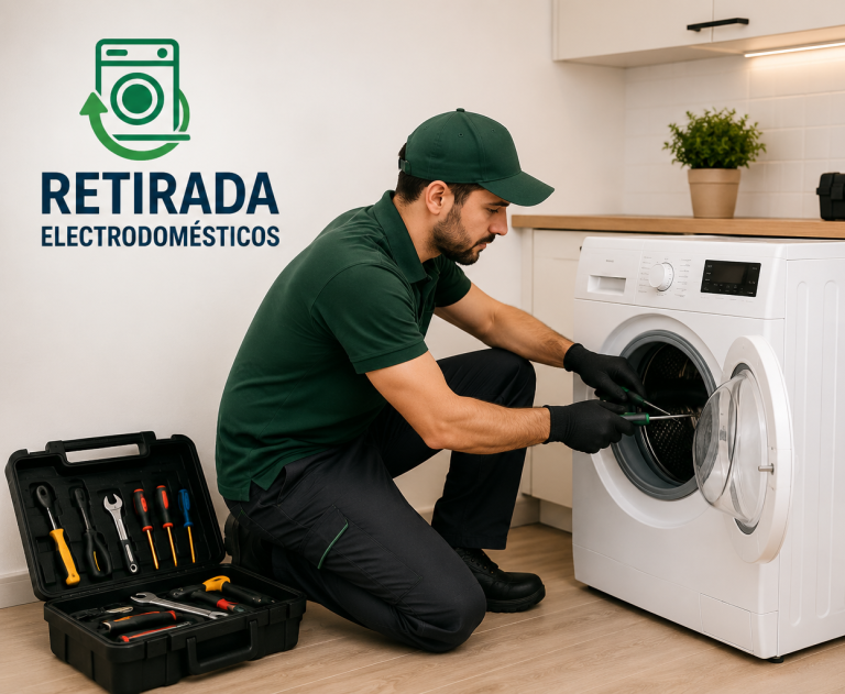 Recogida de electrodomésticos pequeños Montón desordenado de dispositivos electrónicos y cables.